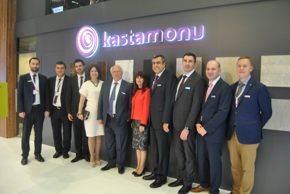 Group of managers of Kastamonu. Picture taken in the booth of at Intermob/Istanbul. Read the names in the text. Photo Datalignum.