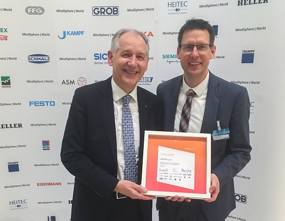 Weinig CEO Wolfgang Pschl (left) and product segment manager Dr. Mario Kordt, presents the MindSphere World membership certificate.