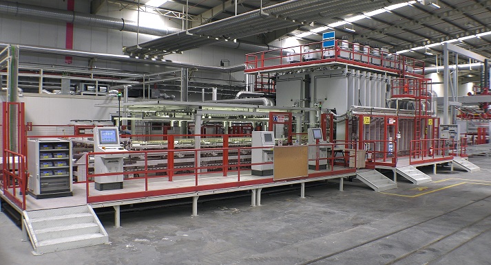 Short-cycle Press in size 7,600 x 2,200 mm and 700 N/cm specific pressure with single sided EIR technology