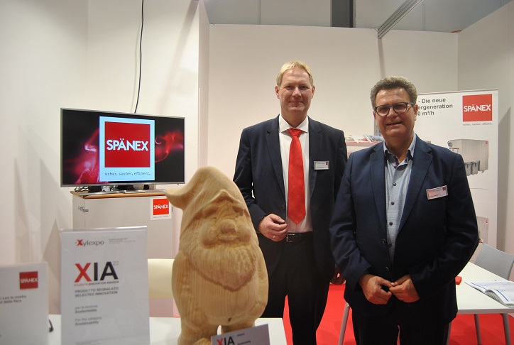 Spnex stand at Xylexpo 2022. Left Mr. Jens Kampmeyer and Mr. Lukas Staffler. Photo Datalignum