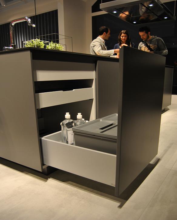 GRASS install the drawers Vionaro in the kitchen furniture Dica/Spain.