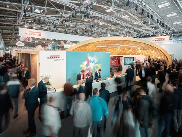 Enthusiastic premiere audience at EGGER's exhibition stand at Bau Munich