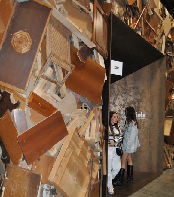 At the Salone del Mobile Milan-Rho furniture fair, Saviola created a stand with recycled material. Ph. Datalignum